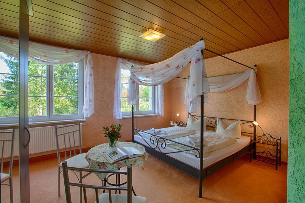 Kraeuterbaude Hotel Saupsdorf Eksteriør billede